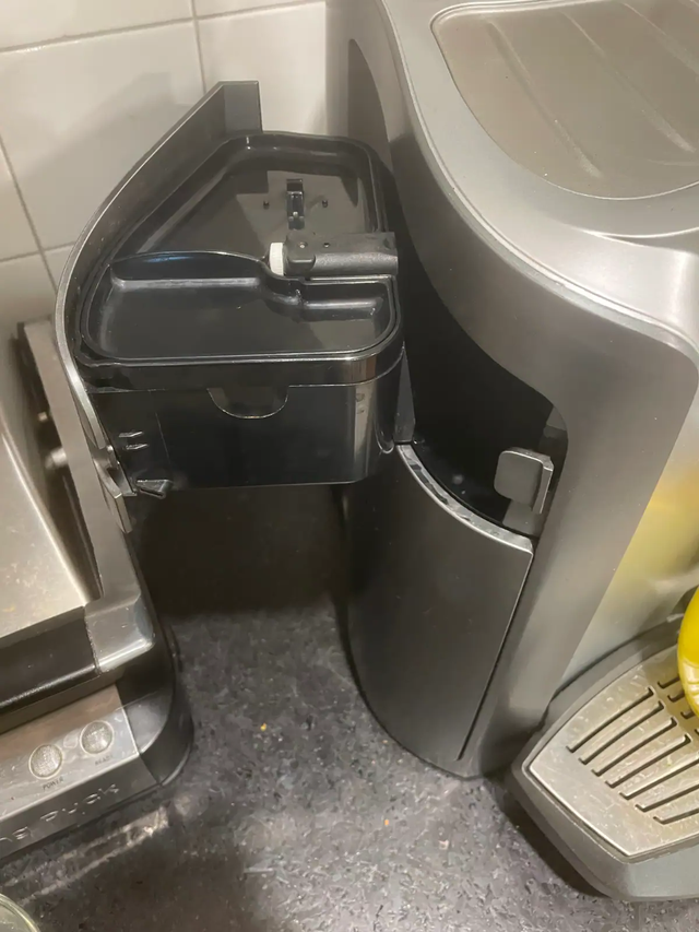 Saeco Primea SuperAutomatic Coffee Cappuccino Machine Immaculate in Coffee Makers in Hamilton - Image 4