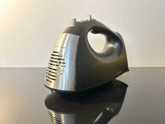 Hamilton Beach 6-Speed Hand Mixer w/ Case, Black in General Electronics in Oshawa / Durham Region - Image 3