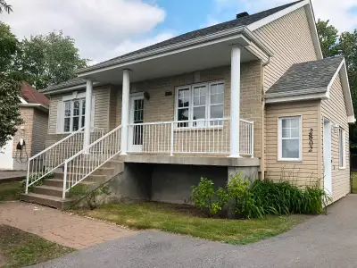 Haut de maison rénové 5 ½ à louer avec cour privée