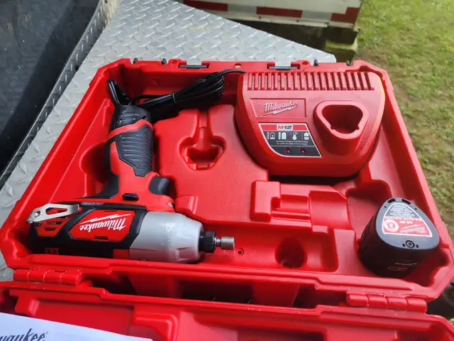 Milwaukee Tool M12 12-Volt Lithium-Ion Cordless 1/4" Hex Screw in Power Tools in Windsor Region - Image 11