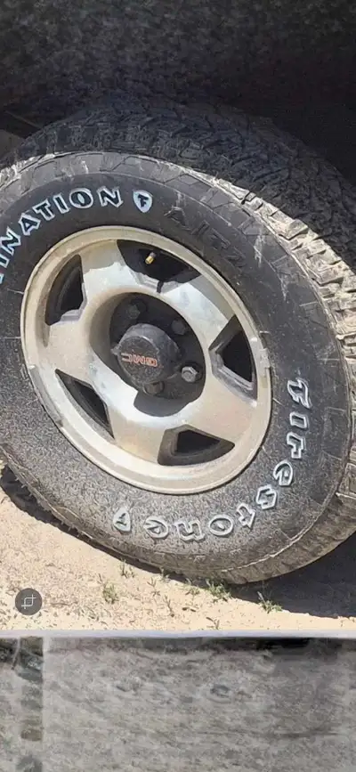 Wanted 1989 GMC Sierra wheel centre hub cap / cover (black) 2wd 5 bolt.