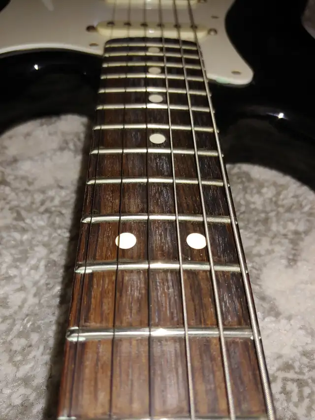 1983 Fender Stratocaster in Guitars in Kitchener / Waterloo - Image 10