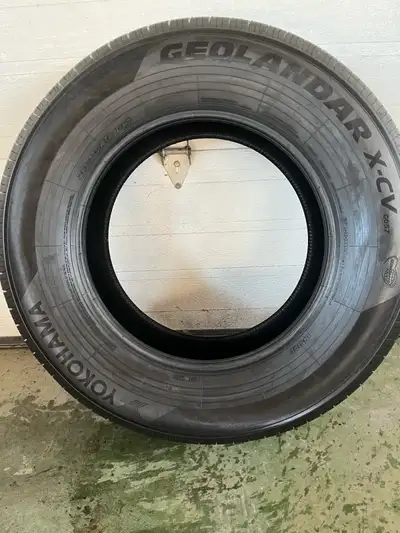 $550.00 négociable . 4 pneus Yokohama Geolandar X-CV 265/70R18 neufs. C’est moitié prix qu’en magasi...