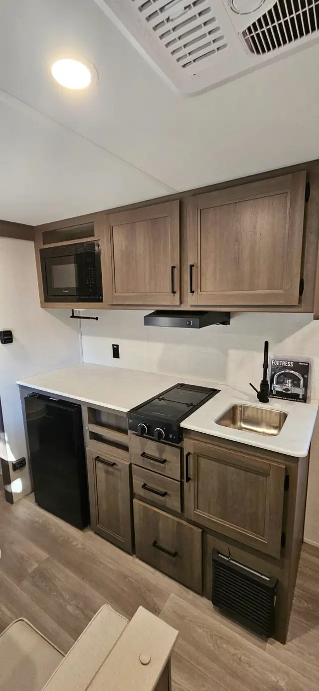 4-Season Grand Design Transcend ONE 151B in Travel Trailers & Campers in Campbell River - Image 3