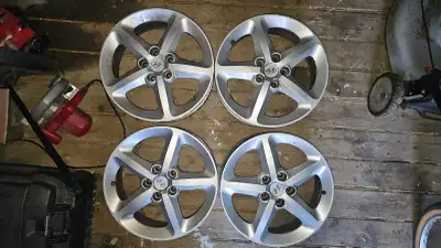 These are a pair of used Hyundai rims with a 5x114.3 bolt pattern, perfect for various Hyundai model...
