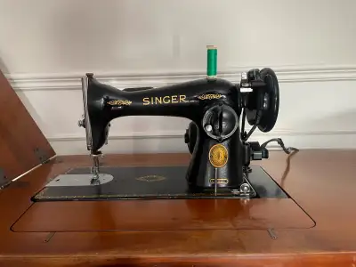 Machine à coudre antique avec tous ses accessoires. Fonctionne très bien. Insérée dans son meuble av...