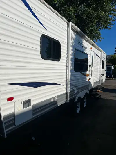 2011 28 foot Trailer runner. *Sleeps 6. *Spacious master *rear kitchen design which gives plenty of...