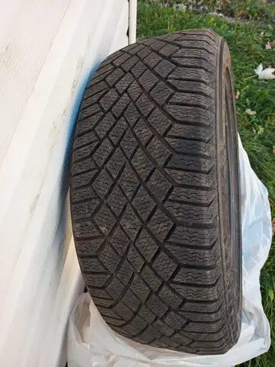 2 pneus d'hiver à vendre. Grandeur 205/50/17. Continental Viking Contact 7. Utilisé seulement pour 1...