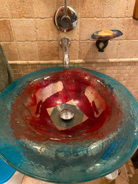 Grande vasque en verre thermoformé et base en fer forgé