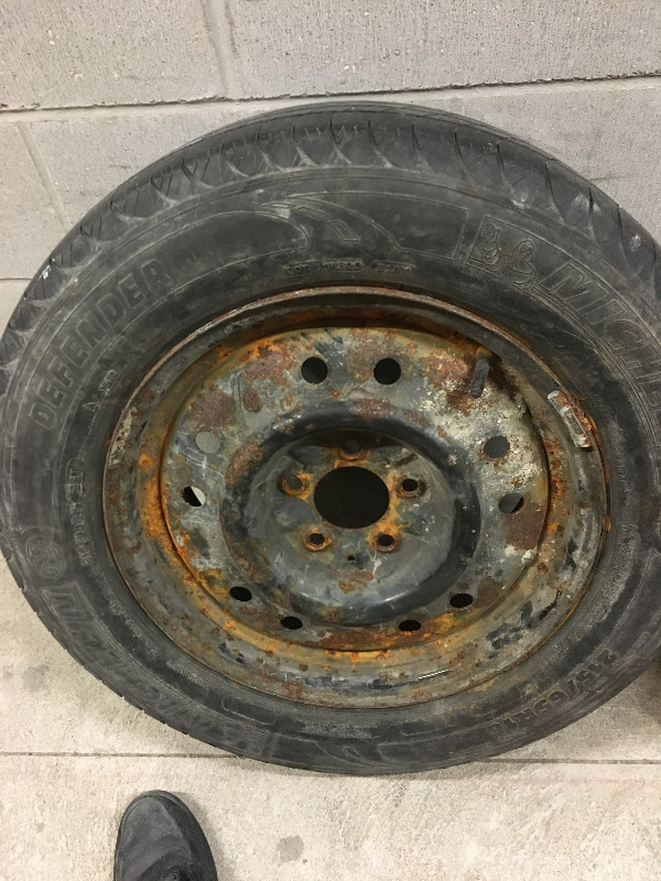 215/65 R16 . 5 Michelin tires with rims and 1 winter tires 90$. in Tires & Rims in Winnipeg - Image 4