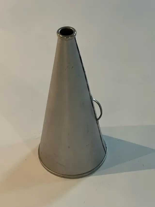 Mégaphone Megaphone Theatre Theater Props Accessoire  in Arts & Collectibles in City of Montréal - Image 2