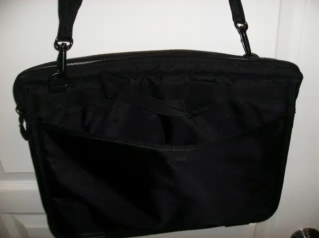 NEW Targus Laptop Bag Well Padded + 3 outside compartments in Laptop Accessories in London - Image 4