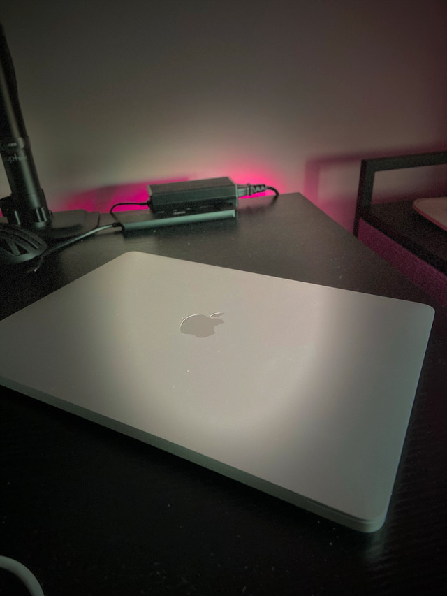 Macbook air 13” 2020 in Laptops in Markham / York Region - Image 3