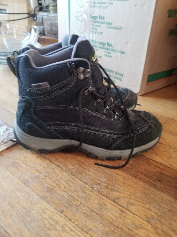 Women's L.L. Bean size 8.5 winter hiking ankle boots in Women's - Shoes in St. John's - Image 2