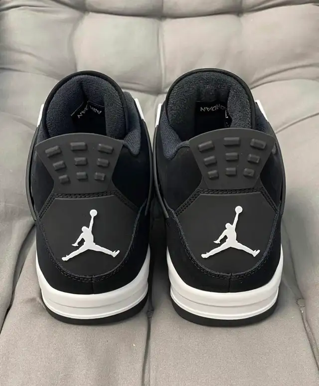 Jordan 4 White Thunder in Men's Shoes in Mississauga / Peel Region - Image 4