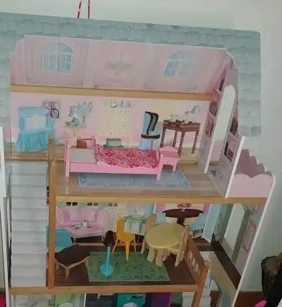 Je vends cette maison de poupée Barbie en bois très solide. Des heures de plaisir pour les petites f...