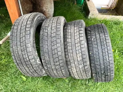 Pneus d’hiver 235-60-18 presque neuf , 4 pneus pour le prix de un , était sur un CRV , je me rend à...
