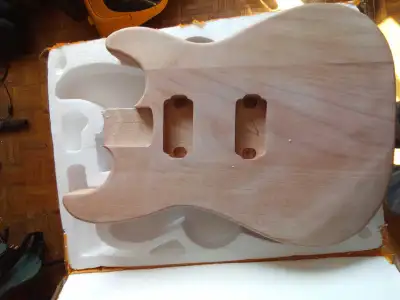 The body is of Okume wood and it's in very good condition. The neck pocket is 77 mm long, 57 mm wide...
