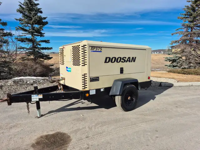 XP375 Doosan - 375 CFM Diesel Air Compressor - Tow Behind - x 1 in Other in Saskatoon - Image 2