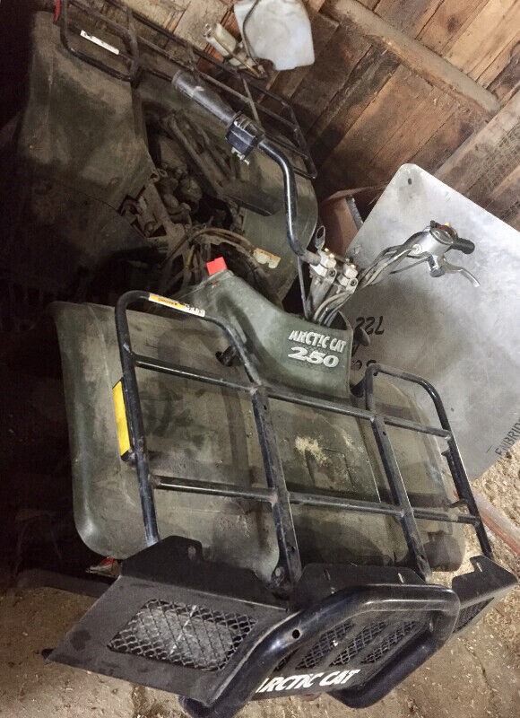 PARTING OUT 2003 ARCTIC CAT 250cc 4x4 semi auto 5 speed in Other in Ottawa - Image 2