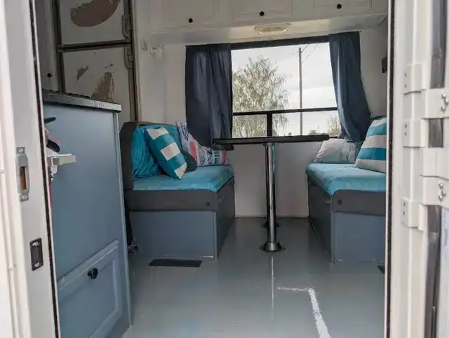 RV sleeps 6, 6 seatbelts Class C GMC CUTAWAY 24ft gas Motorhome in RVs & Motorhomes in Medicine Hat - Image 8