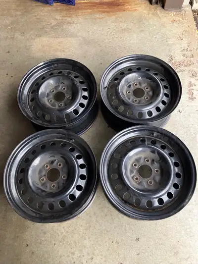 17” rims off of Gm suv.In good condition.