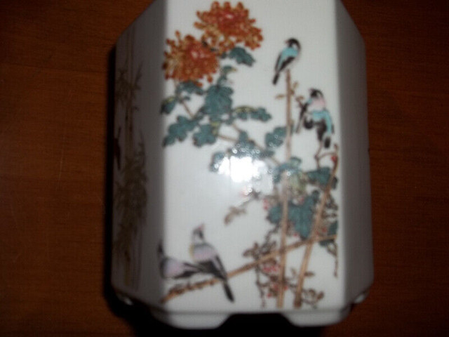 Japanese Porcelain tea jar in Arts & Collectibles in Chatham-Kent - Image 2
