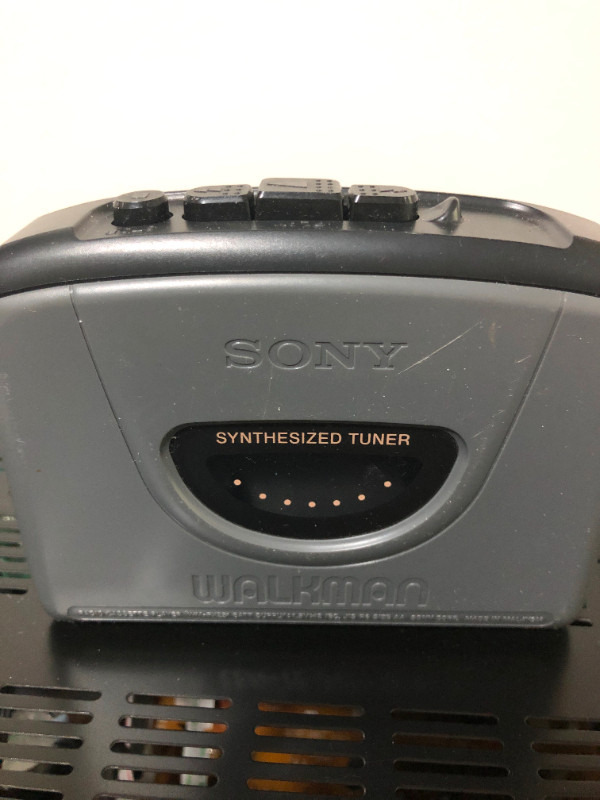 Sony Walkman Wm-fx251 Fm/am Radio Cassette Player in Arts & Collectibles in Vancouver - Image 3