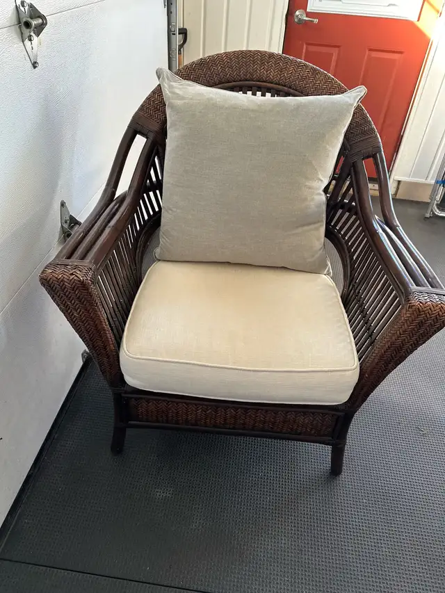 pier 1 wicker chair and cushions in Chairs & Recliners in Moncton - Image 3
