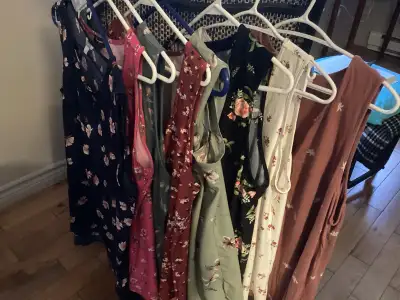 pour femme 8 tops ou camisoles XL et XXL  5$ chacun, View more