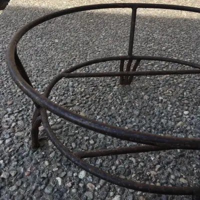 This used metal plant stand is ready to bring a touch of vintage charm to your garden or indoor spac...