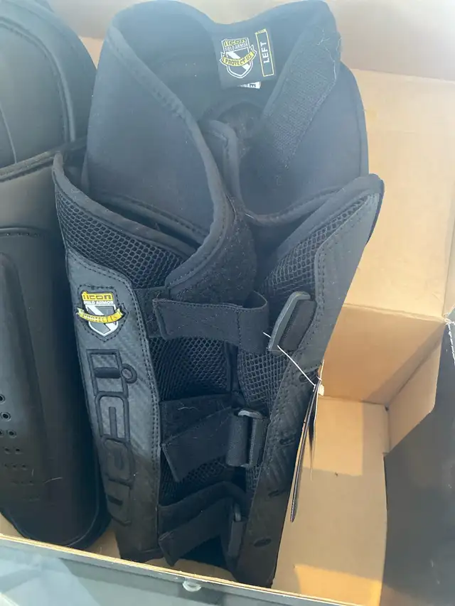Icon field Armor leg/shin protector in Men's in Laval / North Shore - Image 3