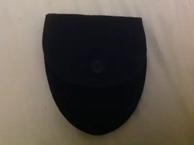 J'ai à vendre un étui à menottes, en Nylon. Parfait pour les agents de sécurité, les gardiens de séc...