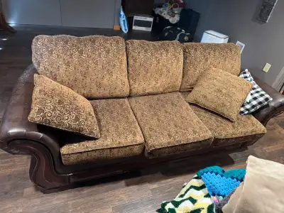 Used couch and loveseat set. Some pulling on the arms due to our old cat jumping on the couch. 400 o...