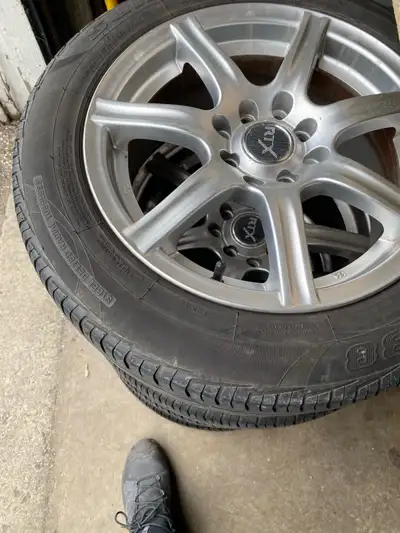 Ensemble de pneus été sur mag 185/60R15 2 pneus à 8/32 et 2 à 6/32. Légèrement négociable