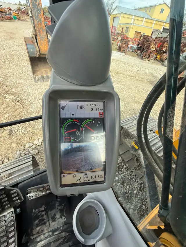 2018 John Deere 245G Excavator in Heavy Equipment in Peterborough - Image 10