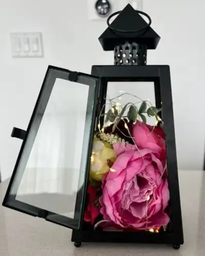 I have 11 Square fairly lights included. Table number as well upon request.