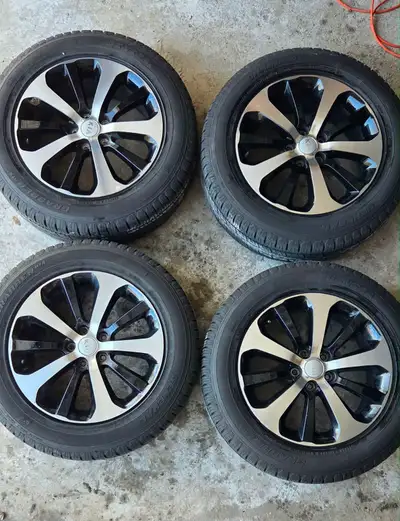 18 inch Kia Sorento wheels with General Grabber all season tires. Tires and wheels in good condition...
