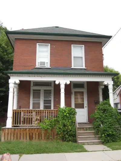 Tidy and bright, this 2nd floor, 2 bedroom apartment is conveniently located between downtown and La...