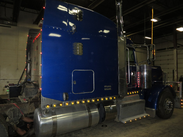 2011 Peterbilt in Heavy Trucks in Prince George - Image 3