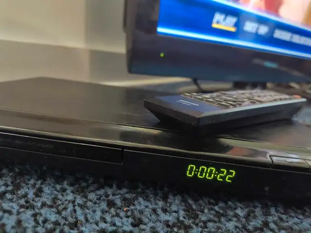 Toshiba 32inch smart TV  and DVD player in TVs in Ottawa - Image 6