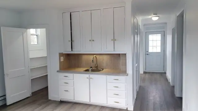 Charming Renovated 4 1/2 Apartment – 2 Bedrooms – Upper Unit of a Triplex – Very Sunny