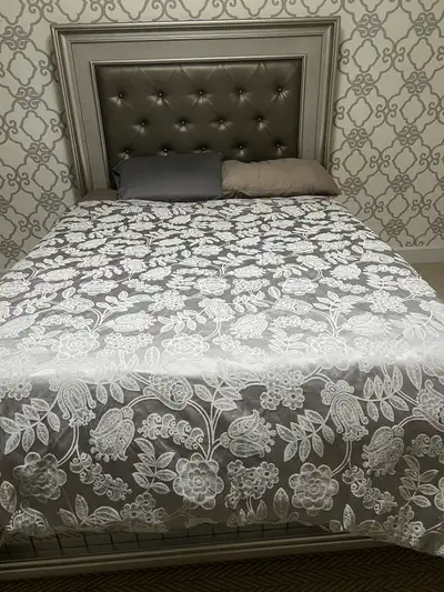 3mins to grocery stores. 10 minutes drive to Barrhaven. Looking a female worker or student roommate...