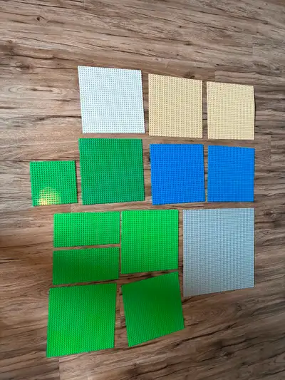 Lot de plaque pour lego Contient 1 grande plaque grise 9 plaques ( vert, bleu, blanche, beige ) 2 de...