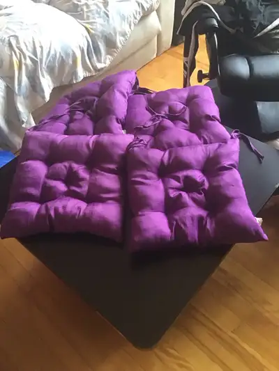 4 coussins pour chaise de cuisine de couleur mauve Demande 15$ 450 928-1421