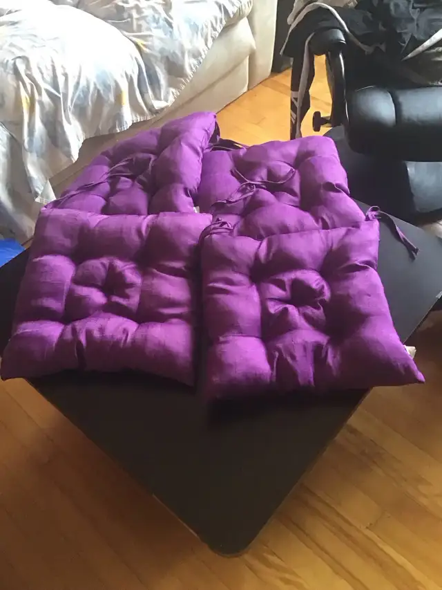 4 coussins pour chaise de cuisine de couleur mauve 15$ in Dining Tables & Sets in Longueuil / South Shore - Image 2