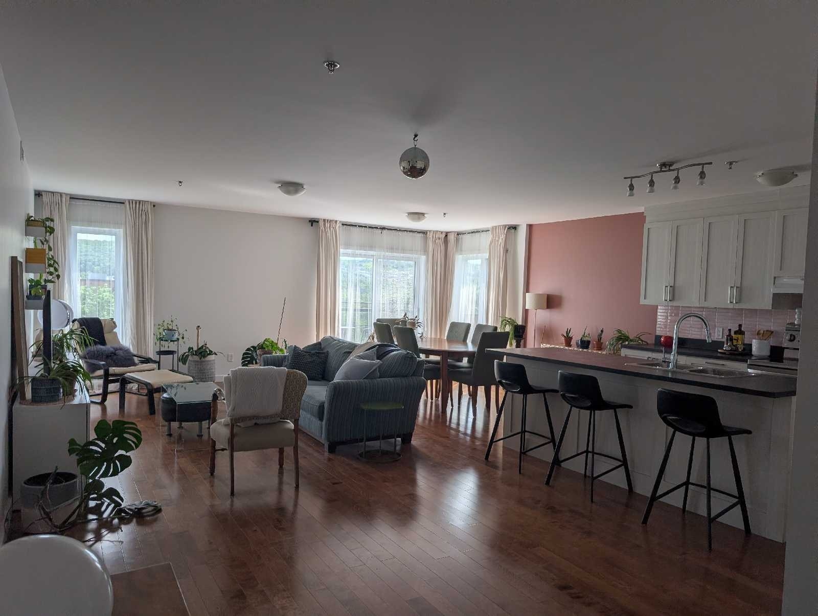 Appartement 4 1/2 - Centre-Ville/Hôtel-Dieu - 1er novembre — photo 2