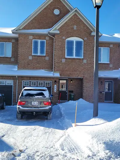 Spacious three bedroom townhouse for rent in Avalon neighborhood of Orleans. Minto Fifth Avenue mode...