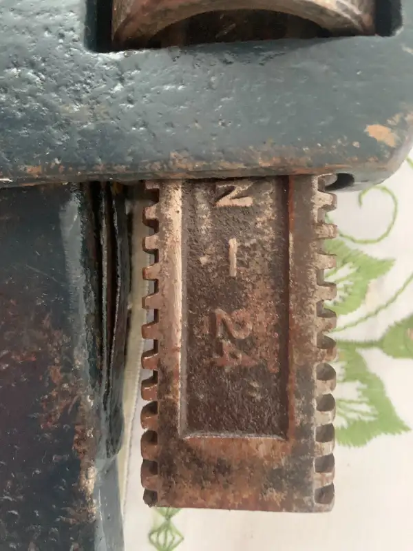 pipe wrench 24557921951715829761