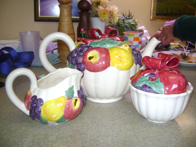 Colorful Country-style Teapot, Sugar Bowl and Creamer Set in Kitchen & Dining Wares in Markham / York Region - Image 2